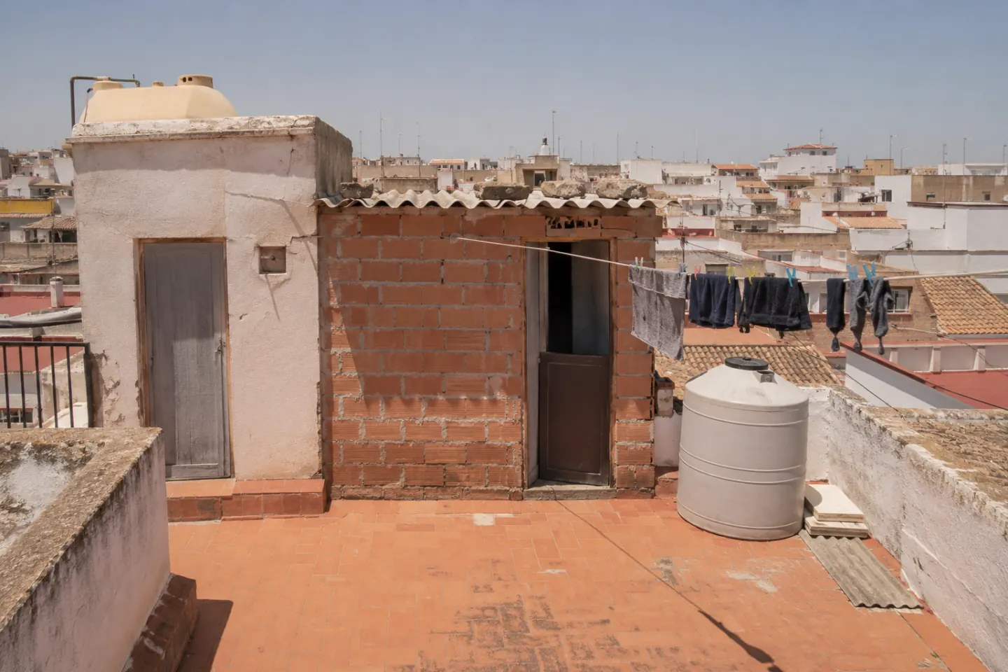 Azotea con un cerramiento de ladrillo añadido junto al castillete de la escalera
