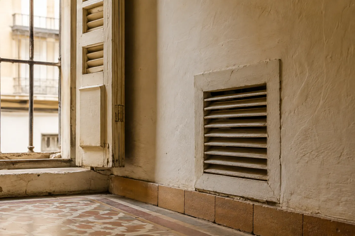 Detalle de ventilación e iluminación en estancia residencial