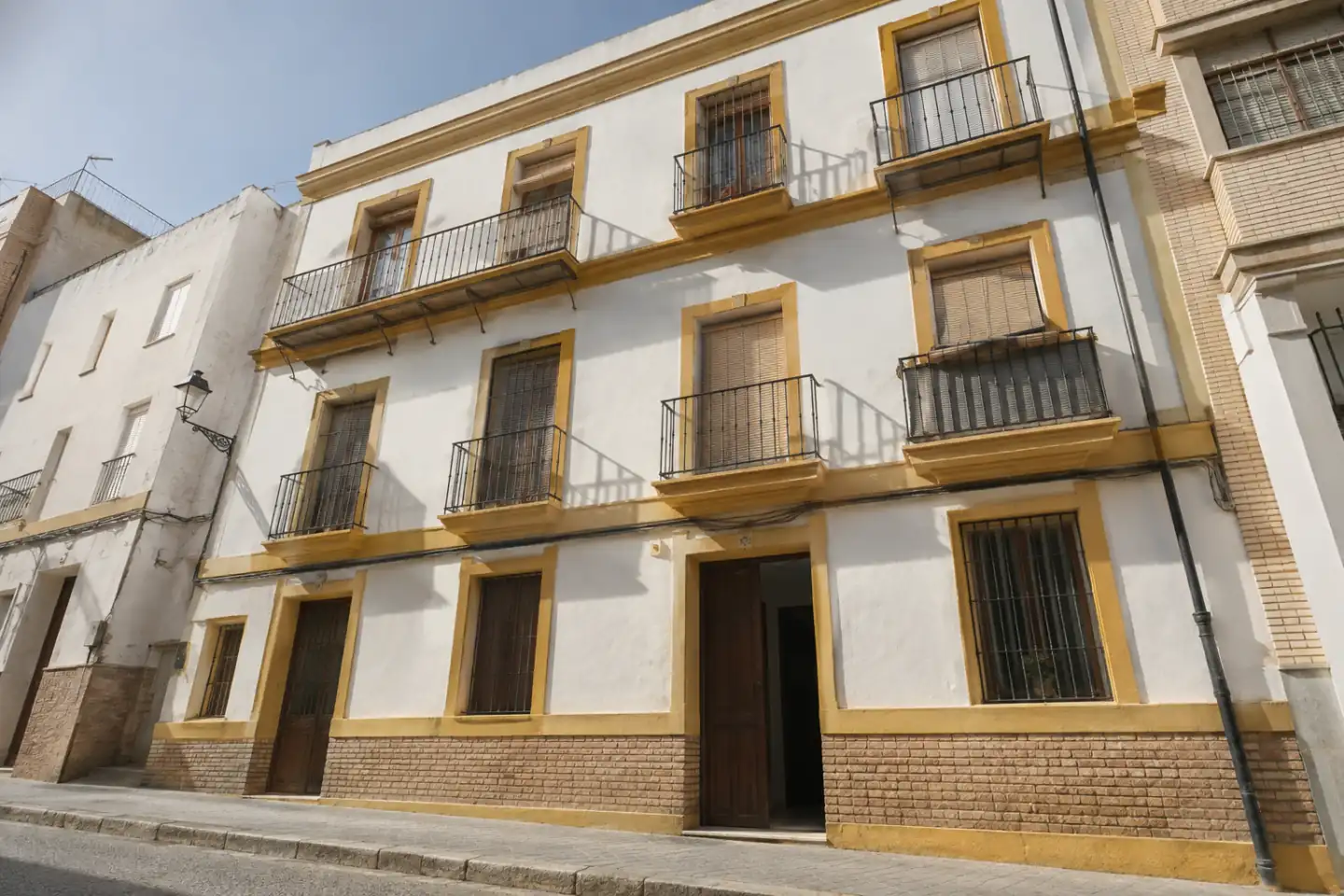 Fachada de edificio residencial sin placa ni localización identificable