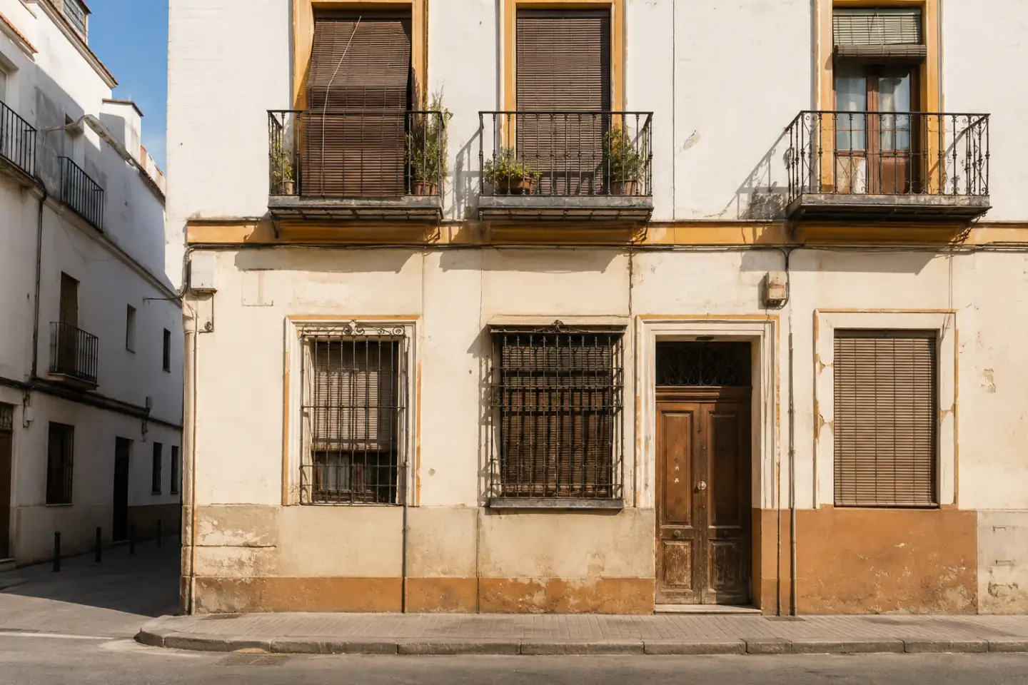 Fachada de edificio residencial sevillano sin identificar comunidad, obra ni cliente
