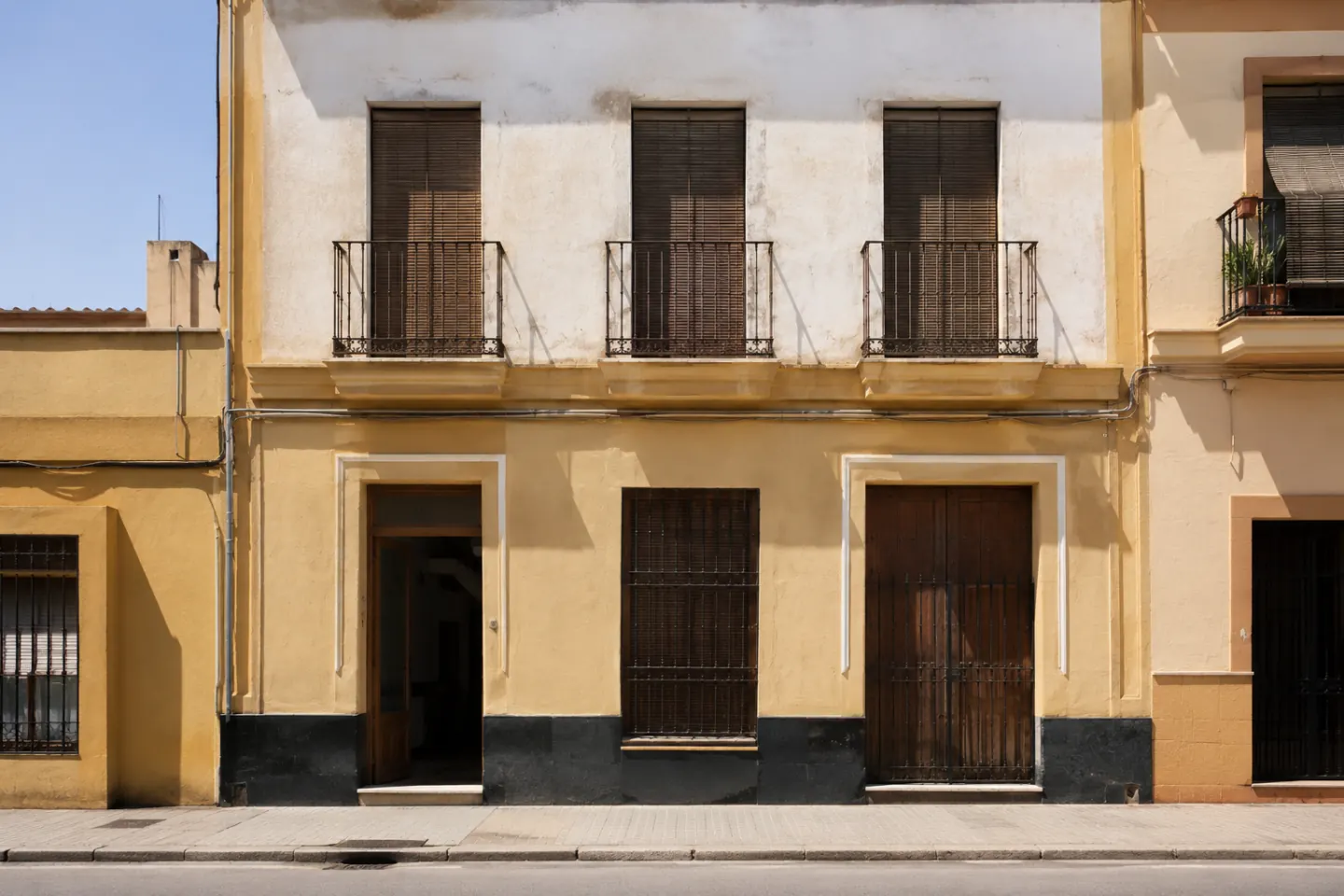 Fachada de local sevillano sin rótulo identificable ni atribución de obra propia