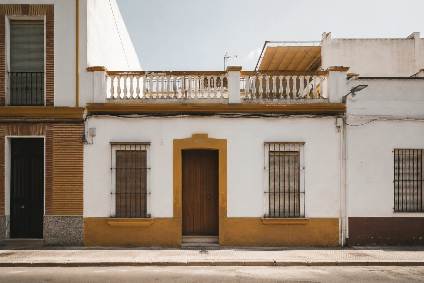 Fachada sevillana existente observada desde la calle