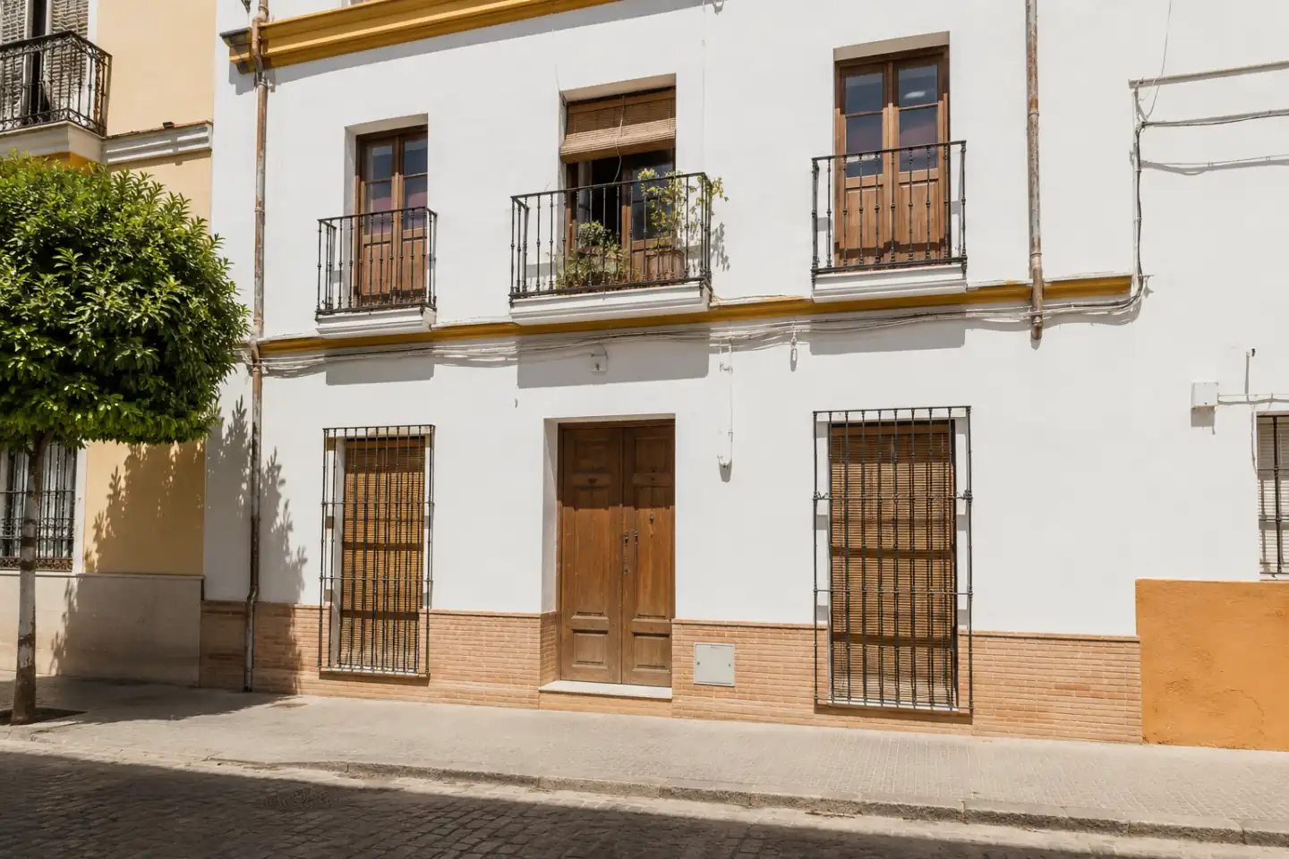 Fachada terminada de vivienda, sin identificar obra ni ubicación