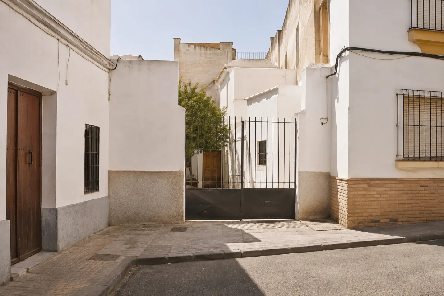Parcela urbana sevillana vista desde acera, sin identificar
