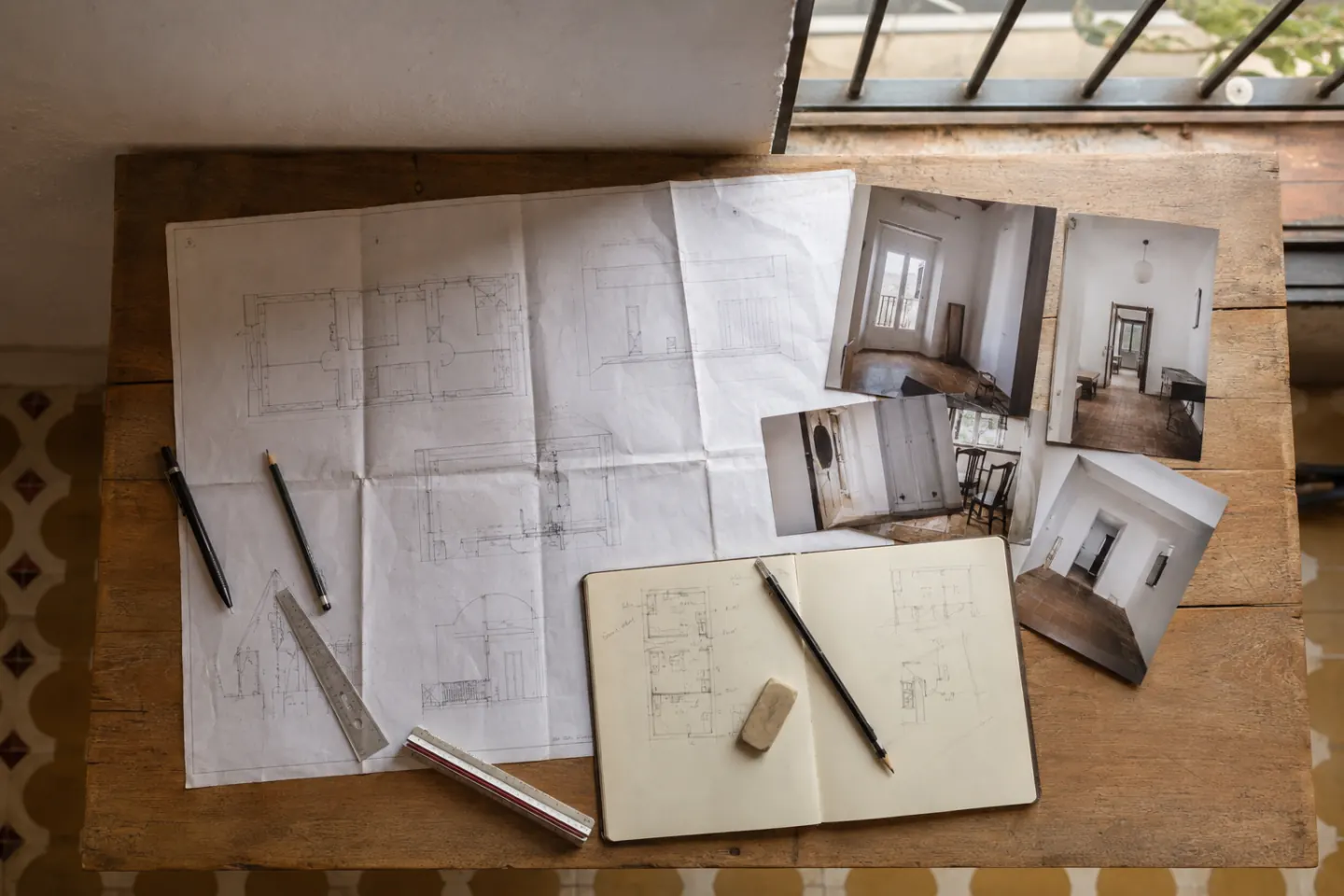 Plano arquitectónico esquemático junto a fotografías neutras de estancias de una vivienda existente