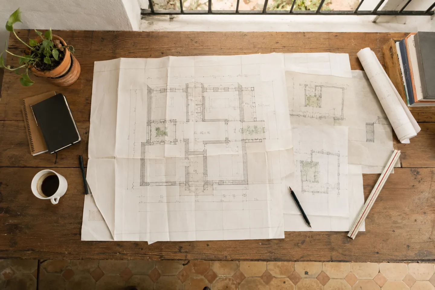 Plano de distribución de vivienda con patios de ventilación señalados