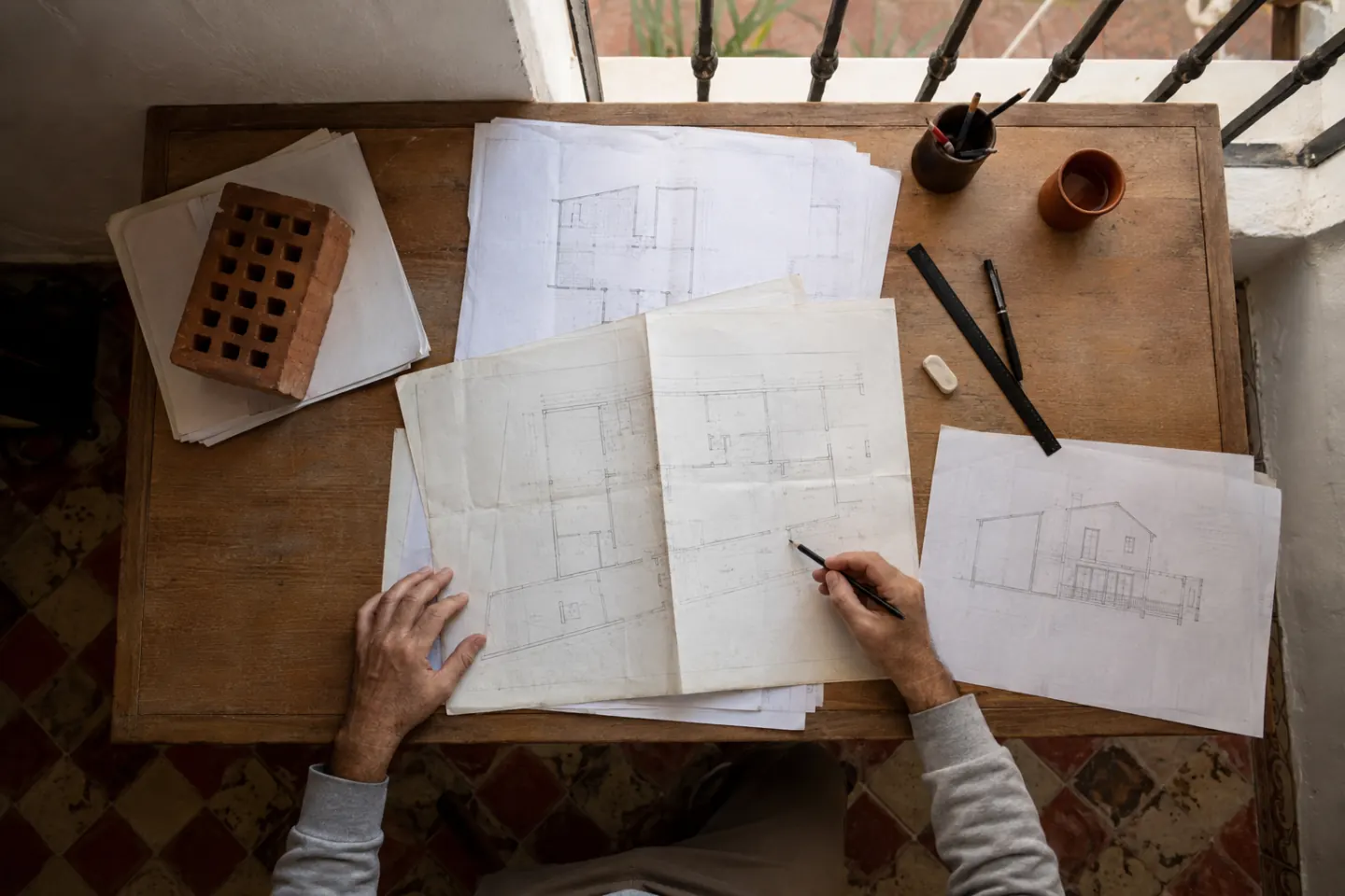 Técnico revisando planos de una vivienda existente
