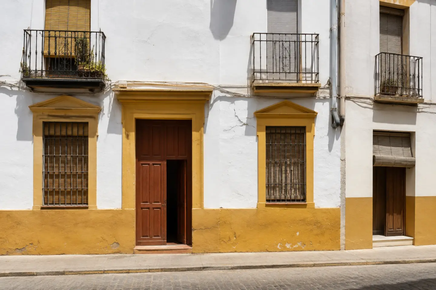 Exterior de una vivienda sevillana sin atribución de obra propia